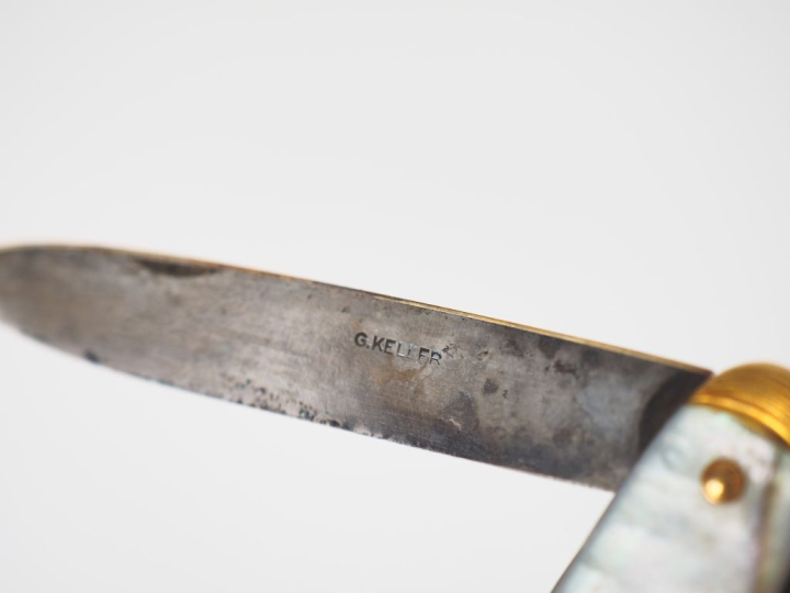 Etui Napoléon III en carton maché marqueté. Intérieur en soie. Dim.  9