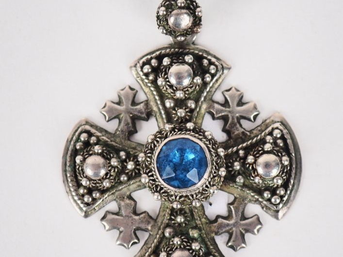 Croix en pendentif de style renaissance en argent 950, ornée d'une ver