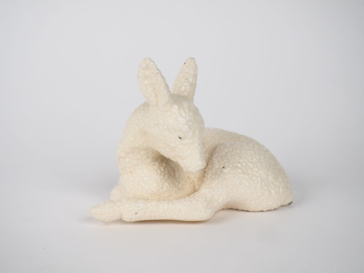 Sujet XXème en céramique blanche figurant un faon couché. Dim. 11 x 14