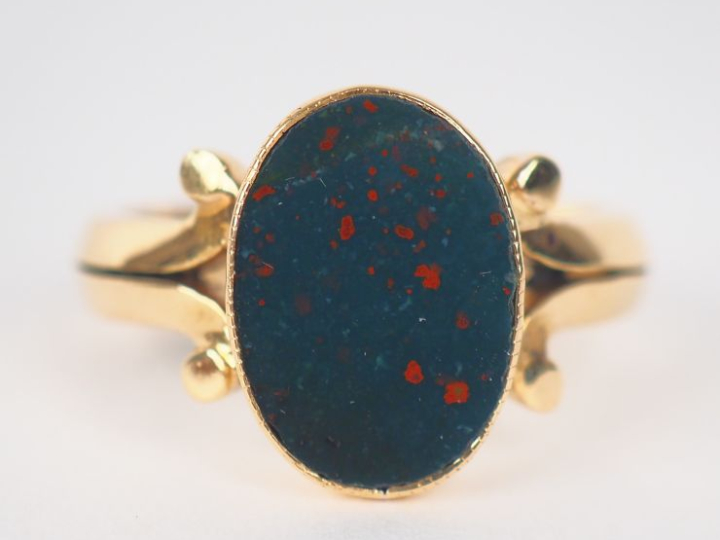 Bague Napoléon III en or jaune 750 et jaspe sanguin. Poinçonnée. Poids