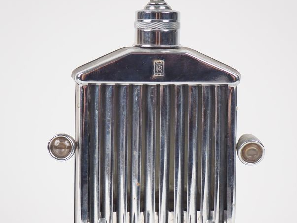 Boîte à musique figurant une calandre de Rolls Royce. Dim. 25 x 16 x 8