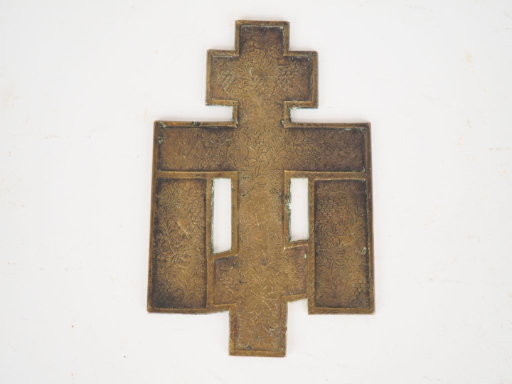 Croix en bronze émaillé dite "de kiot". Russie, seconde moitié du XIXe