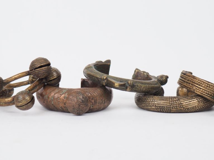Six bracelets Africains en bronze. L. de 7 à 9 cm.