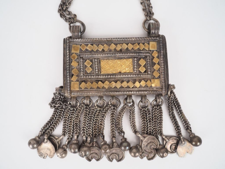 Collier et son pendentif Afrique du Nord à décor de pendeloques en mét