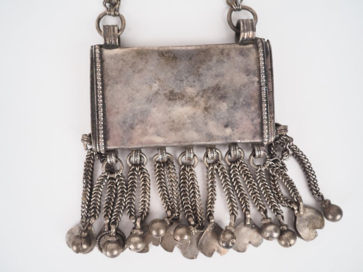 Collier et son pendentif Afrique du Nord à décor de pendeloques en mét