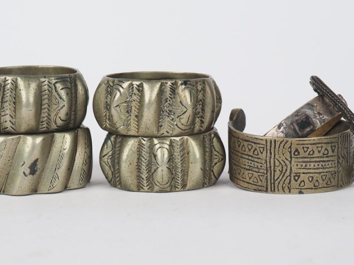 7 différents bracelets Afrique du Nord en métal ou bronze argenté.