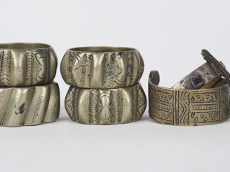 Vente aux enchères 7 différents bracelets Afrique du Nord en métal ou bronze argenté.