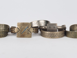 Vente aux enchères 8 différents bracelets Afrique du Nord en métal ou bronze argenté à dé