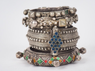 Vente aux enchères Quatre bracelets Afrique du Nord en métal argenté ou argent bas titre,