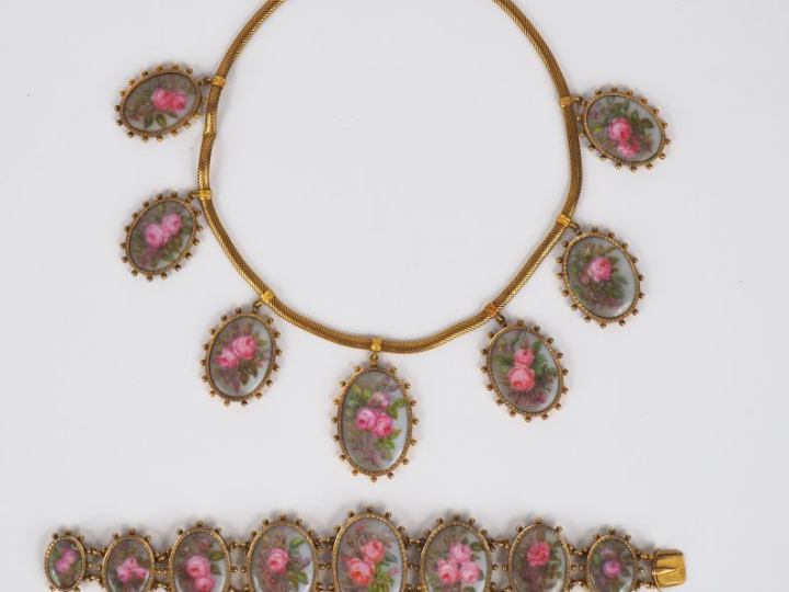 Un collier et un bracelet fin XIXème début XXème en biscuit émaillé et