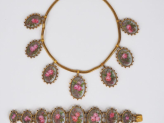 Vente aux enchères Un collier et un bracelet fin XIXème début XXème en biscuit émaillé et