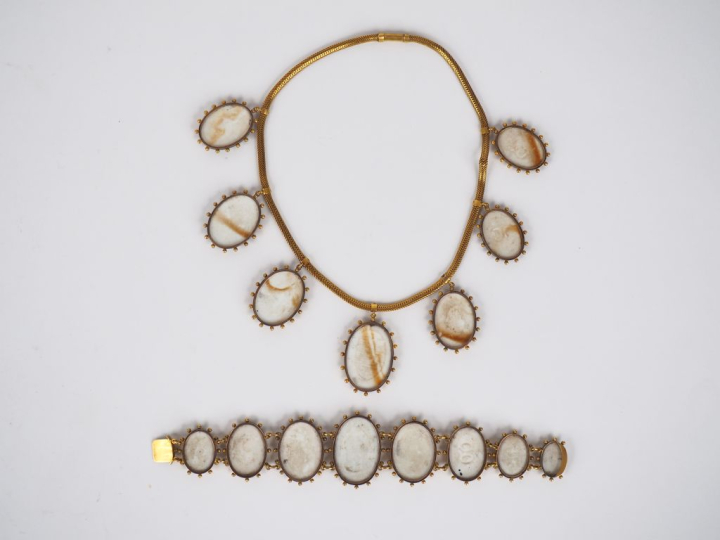 Un collier et un bracelet fin XIXème début XXème en biscuit émaillé et