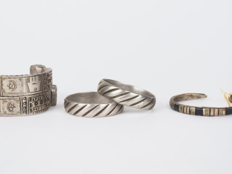 Vente aux enchères Paire de bracelets d'enfants Afrique du Nord en argent, à décor de côt