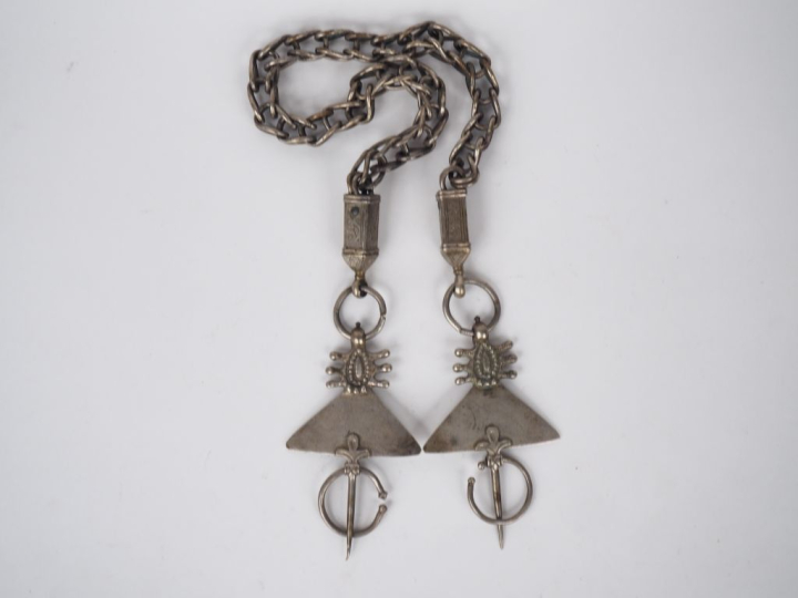 Paire de fibules Afrique du Nord en argent.  Poids. 664 g   