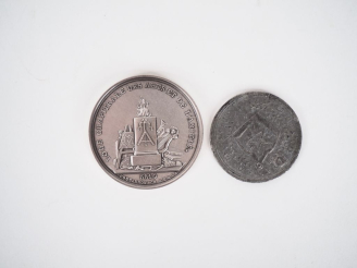 Vente aux enchères Médaille maçonnique en étain, Orient de Paris loge des "cœurs unis" 18