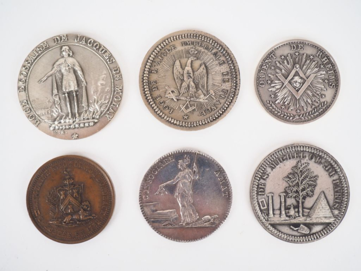 Ensemble de 6 jetons ou médailles maçonniques comprenant :  - Orient d