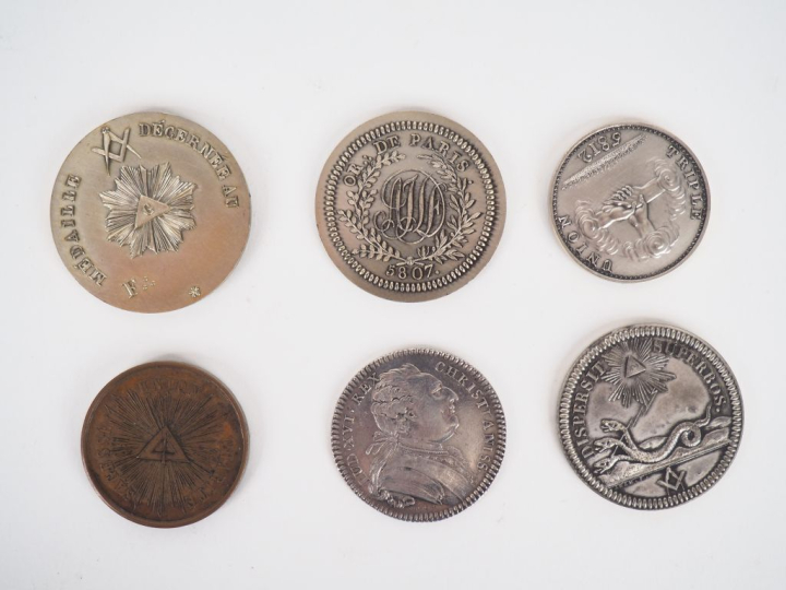 Ensemble de 6 jetons ou médailles maçonniques comprenant :  - Orient d