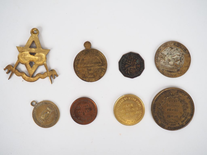 Ensemble de 9 jetons ou médailles maçonniques comprenant :  - Deuxième