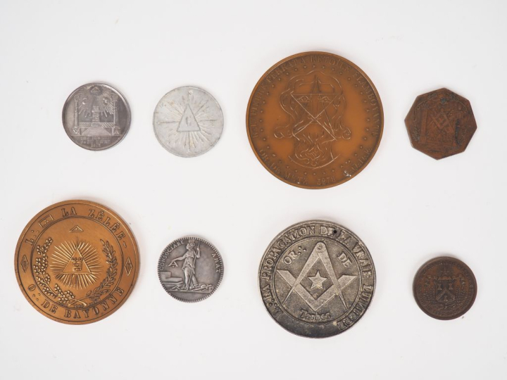 Ensemble de 8 jetons ou médailles maçonniques comprenant :  - Orient d