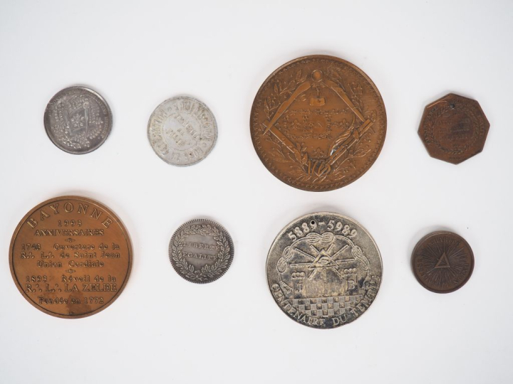 Ensemble de 8 jetons ou médailles maçonniques comprenant :  - Orient d