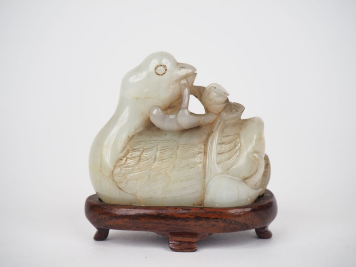 Chine XVIIIème.  Petit pendentif en jade blanc figurant un canard la t