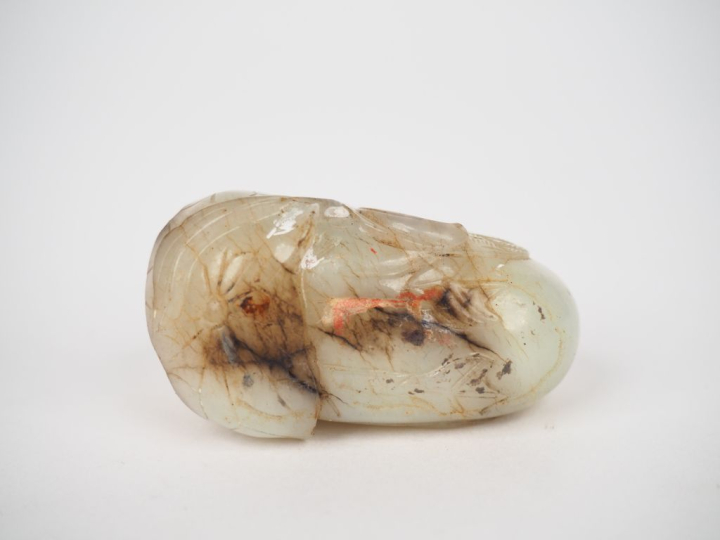 Chine XVIIIème.  Petit pendentif en jade blanc figurant un canard la t