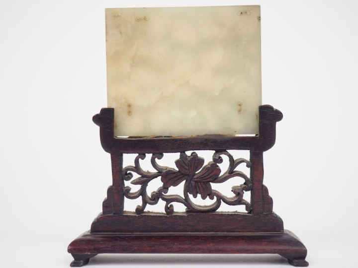 Chine période Jiaqing. 1796-1820 Petit écran de table en jade céladon 