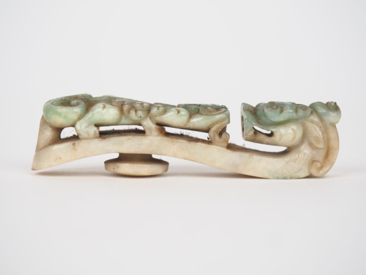 Chine XIXème. Fibule en jadéïte finement sculpté de doubles dragons. L