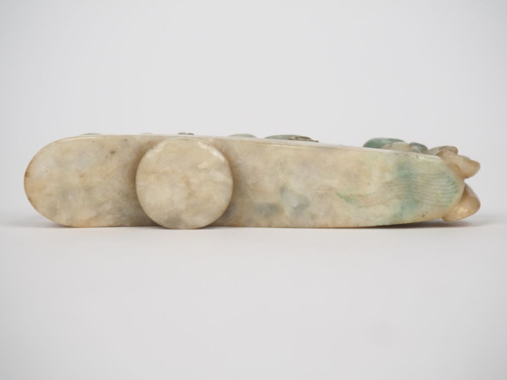 Chine XIXème. Fibule en jadéïte finement sculpté de doubles dragons. L