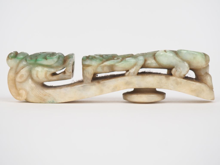 Chine XIXème. Fibule en jadéïte finement sculpté de doubles dragons. L