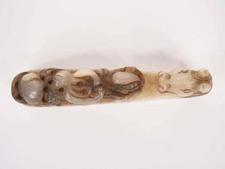 Chine XIXème. Fibule en jade céladon, extrêmité figurant une tête de c