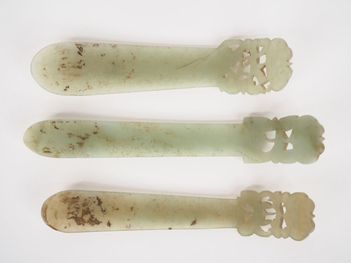 Chine XIXème Lot comprenant trois éléments de coiffe en jade céladon à