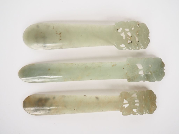 Chine XIXème Lot comprenant trois éléments de coiffe en jade céladon à