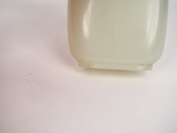 Chine XIXème. Flacon tabatière en jade céladon recouvert d'un bouchon 