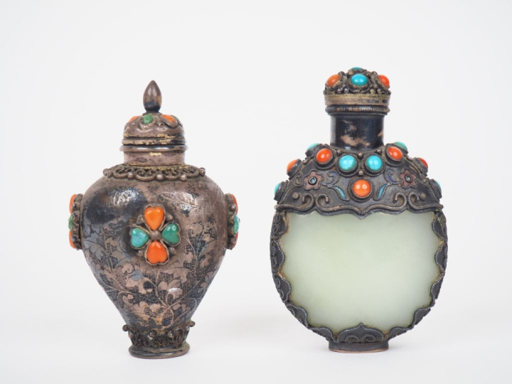 Sino-Tibet fin XIXème. 2 flacons tabatières, l'un en jade céladon gain