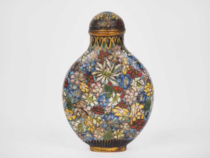Chine XXème. Flacon tabatière de forme balustre en émaux cloisonnés su