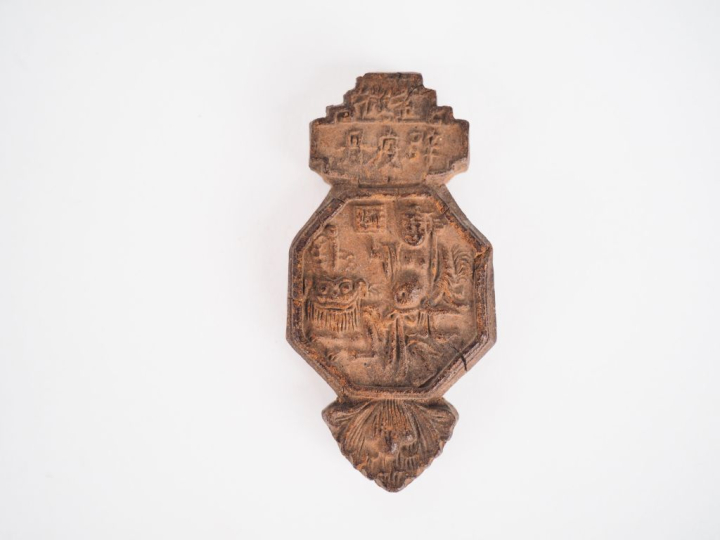 Chine XIXème. Pendentif en bois naturel finement sculpté des 8 emblème