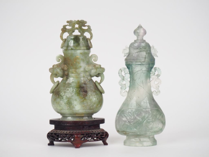 Chine XXème.  Lot comprenant :  un vase piriforme en spath fluor givré