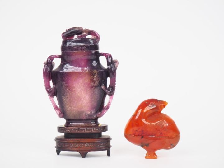 Chine XIXème.  Vase balustre en fluor améthysé flanqué de deux dragons