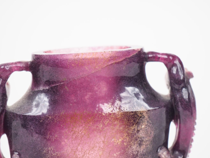 Chine XIXème.  Vase balustre en fluor améthysé flanqué de deux dragons