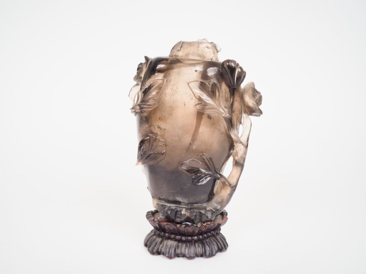 Chine XXème.  Vase balustre couvert en quartz fumé, décor de branches 