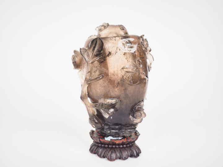 Chine XXème.  Vase balustre couvert en quartz fumé, décor de branches 