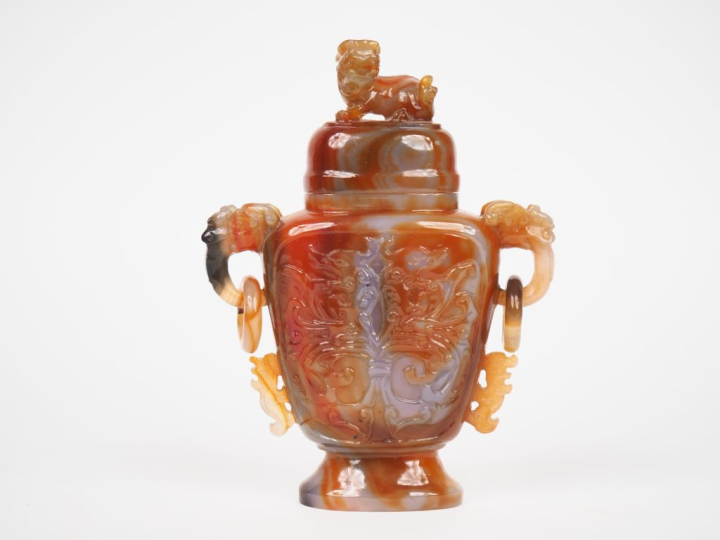 Chine XXème. Vase couvert en cornaline sculptée en léger relief de com