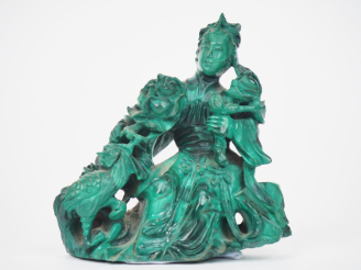 Vente aux enchères Chine XXème. Groupe en malachite représentant une déesse du printemps 