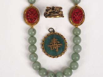 Vente aux enchères Chine vers 1960.  Collier en jadéite orné de deux médaillons en cuivre