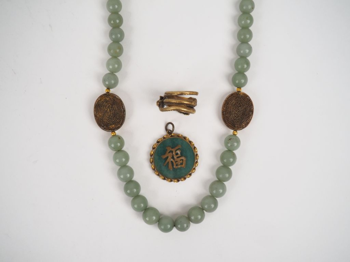 Chine vers 1960.  Collier en jadéite orné de deux médaillons en cuivre