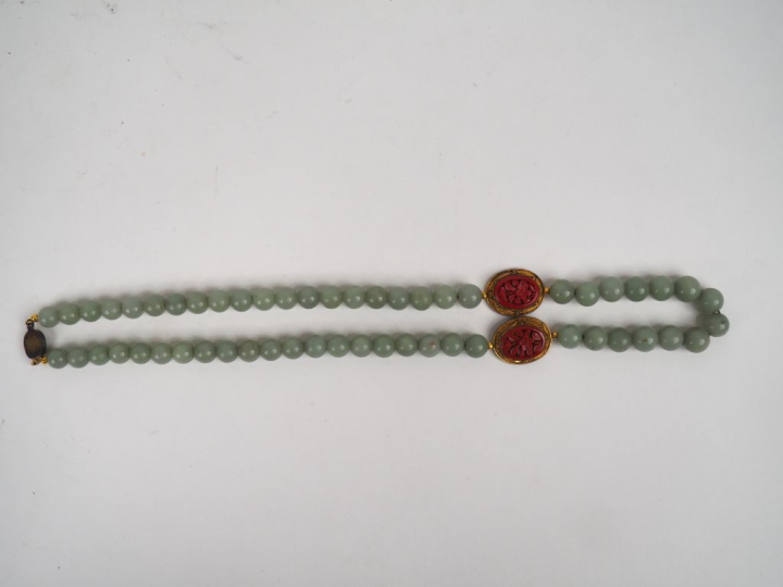 Chine vers 1960.  Collier en jadéite orné de deux médaillons en cuivre