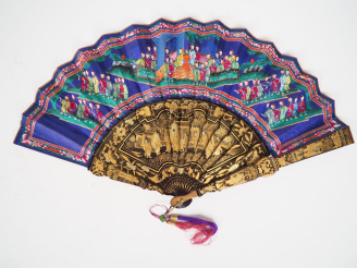 Vente aux enchères Canton vers 1900.  Eventail encre et couleurs, bois laqué or à décor d