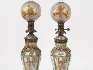 Vente aux enchères Chine vers 1880.  Paire de potiches balustres couvertes en porcelaine 