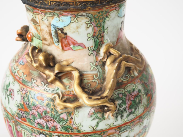 Chine vers 1880.  Paire de potiches balustres couvertes en porcelaine 